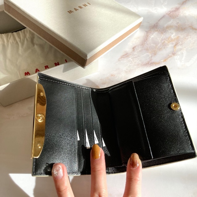 国内外の人気が集結 ミニウォレット グロスレザー MARNI 折り財布 二