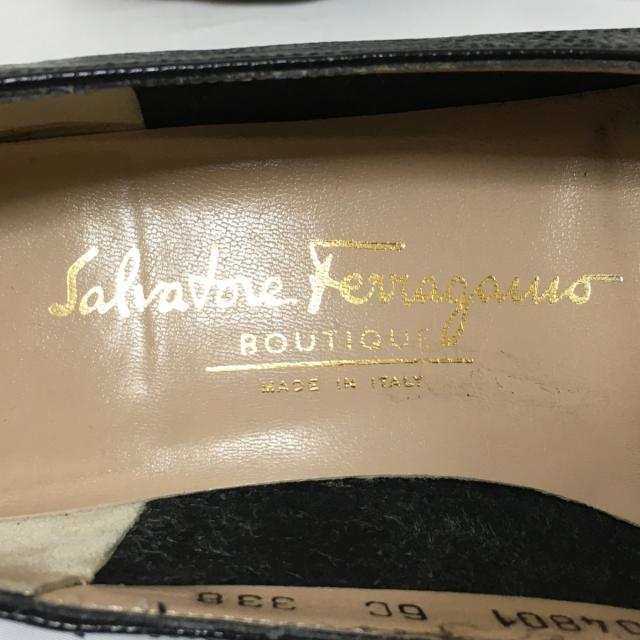 Salvatore Ferragamo(サルヴァトーレフェラガモ)のサルバトーレフェラガモ パンプス 6C - 黒 レディースの靴/シューズ(ハイヒール/パンプス)の商品写真