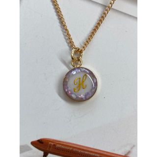 イニシャルネックレス　H  ラベンダーパープル　レジン　ハンドメイド(ネックレス)