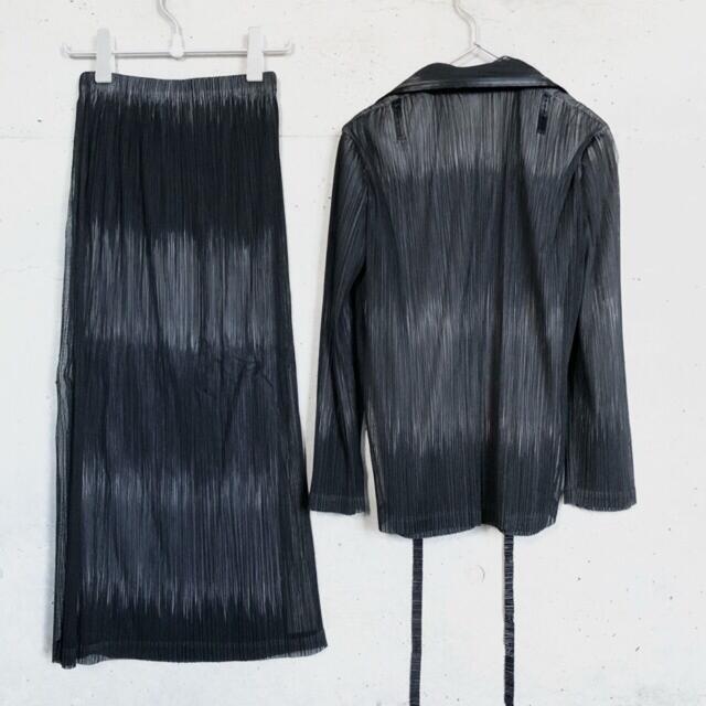 ISSEY MIYAKE(イッセイミヤケ)の美品 イッセイミヤケ プリーツジャケット ロングスカート セットアップ 黒 レディースのレディース その他(セット/コーデ)の商品写真