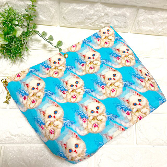 【KayomiHarai 】めっちゃ可愛い❣️ブルー天使猫 クリアバッグポーチ ハンドメイドのファッション小物(バッグ)の商品写真