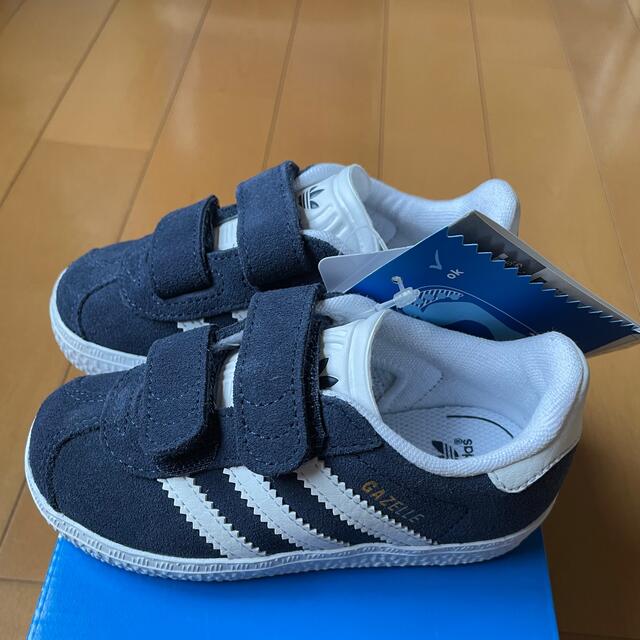 adidas(アディダス)の値下げ中！！新品未使用品！アディダス　キッズ　13cm ネイビー キッズ/ベビー/マタニティのベビー靴/シューズ(~14cm)(スニーカー)の商品写真