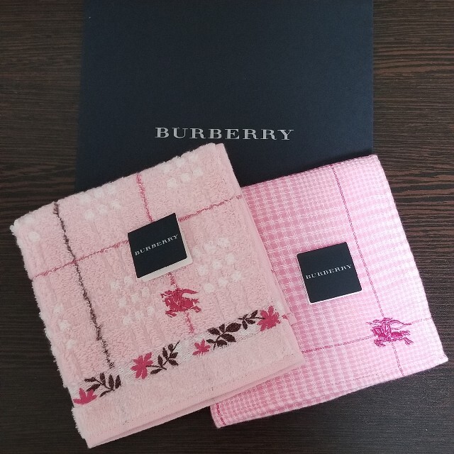 BURBERRY(バーバリー)のBURBERRY タオルハンカチ ピンク2枚ショップ袋付き✨ レディースのファッション小物(ハンカチ)の商品写真