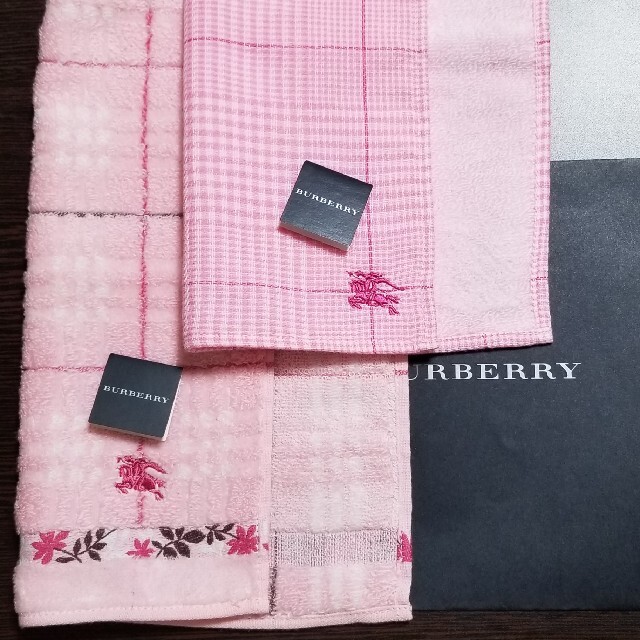 BURBERRY(バーバリー)のBURBERRY タオルハンカチ ピンク2枚ショップ袋付き✨ レディースのファッション小物(ハンカチ)の商品写真