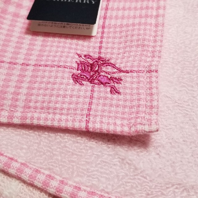 BURBERRY(バーバリー)のBURBERRY タオルハンカチ ピンク2枚ショップ袋付き✨ レディースのファッション小物(ハンカチ)の商品写真