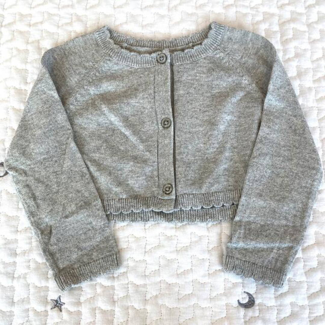 babyGAP(ベビーギャップ)のグレーのカーディガン① キッズ/ベビー/マタニティのベビー服(~85cm)(カーディガン/ボレロ)の商品写真