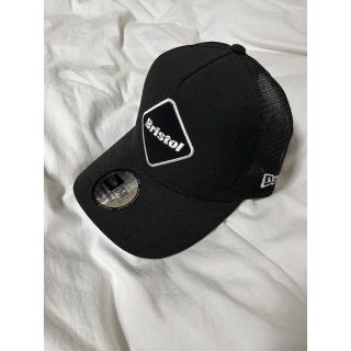 エフシーアールビー(F.C.R.B.)のFCRB 17 ブラック NEW ERA EMBLEM MESH CAP(キャップ)