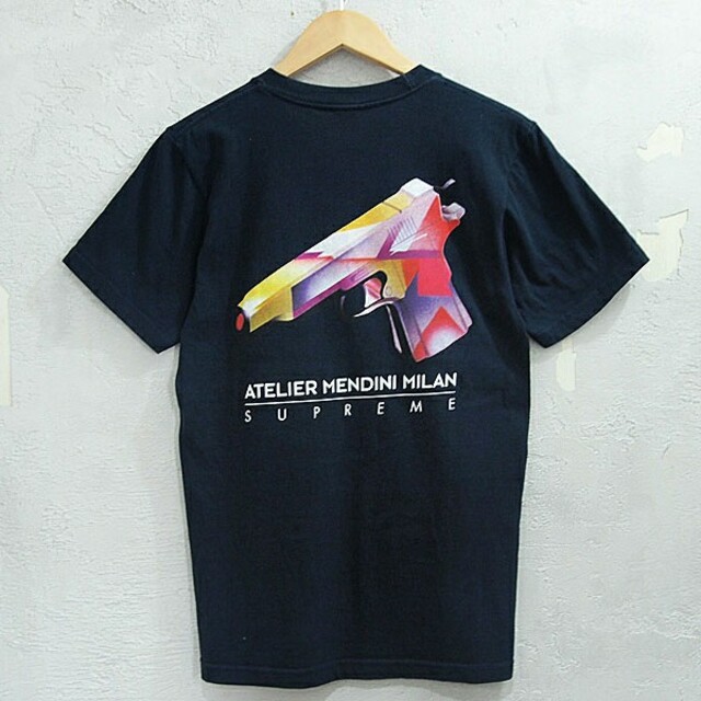 シュプリーム Supreme Mendini Gun tシャツ