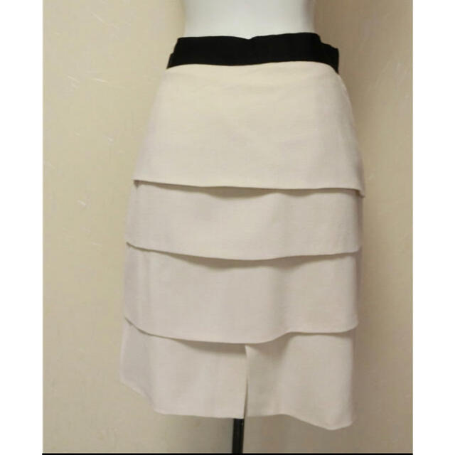 INED(イネド)のイネド　INED 薄ベージュ　9 スカート　セレモニー レディースのスカート(ひざ丈スカート)の商品写真