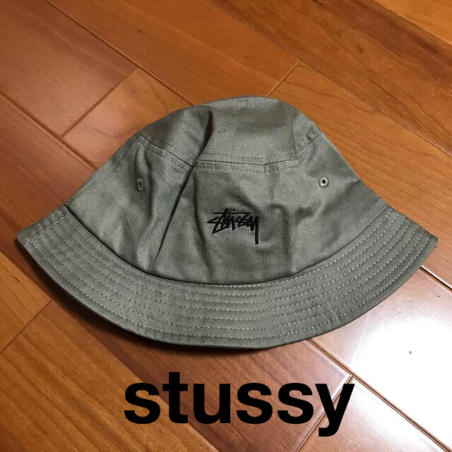 STUSSY(ステューシー)の【24時間内発送】新品未使用stussy バケハ　カーキ レディースの帽子(ハット)の商品写真