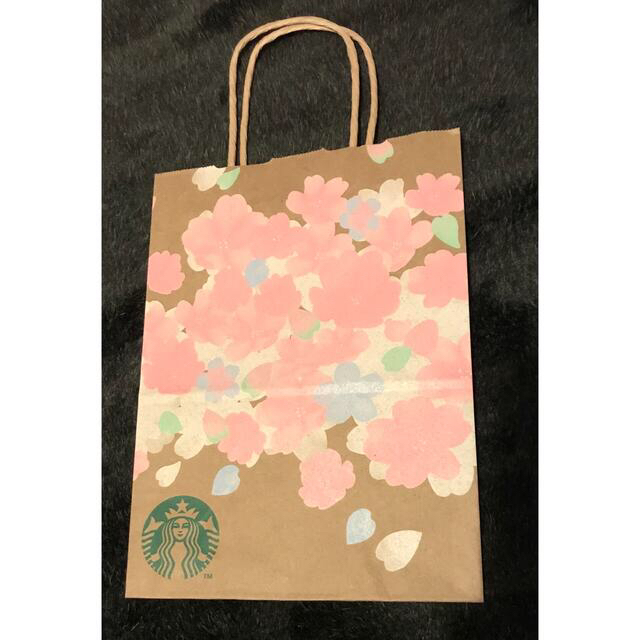 Starbucks Coffee(スターバックスコーヒー)のSAKURA2022のショップ袋付♪スターバックスキャラメルフレーバーシロップ♪ 食品/飲料/酒の食品/飲料/酒 その他(その他)の商品写真