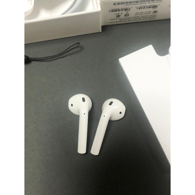 Apple(アップル)のApple AirPods ☆ エアポッズ☆両耳 スマホ/家電/カメラのオーディオ機器(ヘッドフォン/イヤフォン)の商品写真