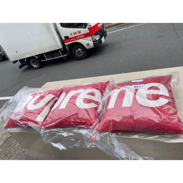 Supreme(シュプリーム)のSupreme®/Jules Pansu Pillows (Set of 3) インテリア/住まい/日用品のインテリア小物(クッション)の商品写真