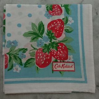 キャスキッドソン(Cath Kidston)の【イチゴ柄  キャス・キッドソン】ハンカチ(ハンカチ)