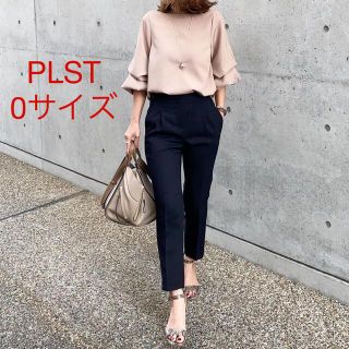 プラステ(PLST)の未使用＊雑誌掲載 PLST ＊美シルエット＊裾スリットタックテーパードパンツ(カジュアルパンツ)