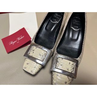 ロジェヴィヴィエ(ROGER VIVIER)の［美品］ロジェヴィヴィエ　パンプス　白パイソン(ハイヒール/パンプス)