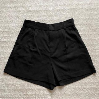 ザラ(ZARA)のZARA ショートパンツ　プリーツバルミューダパンツ(カジュアルパンツ)