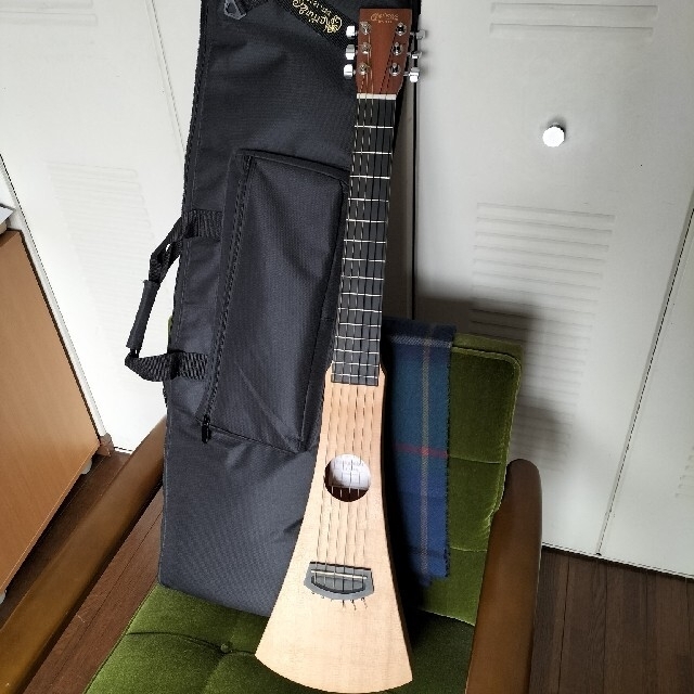 Martin バックパッカーギター 貴重なナイロン弦 - アコースティックギター