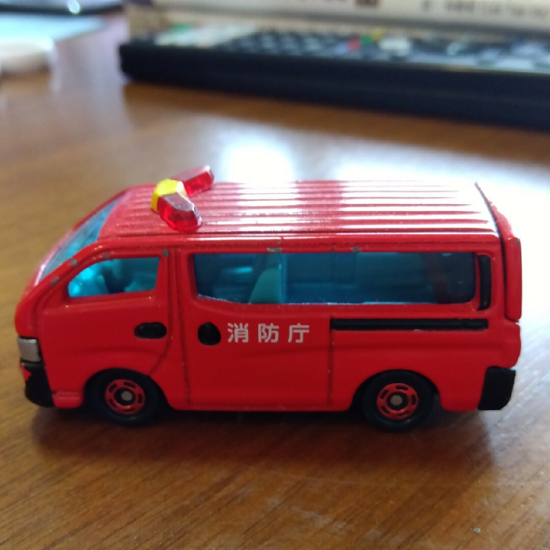 Takara Tomy(タカラトミー)のトミカ NISSAN NV350 CARAVAN エンタメ/ホビーのおもちゃ/ぬいぐるみ(ミニカー)の商品写真