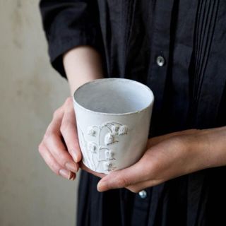 アスティエドヴィラット(ASTIER de VILLATTE)のAstier de Villatte カップ すずらん 蝶 アスティエ(食器)