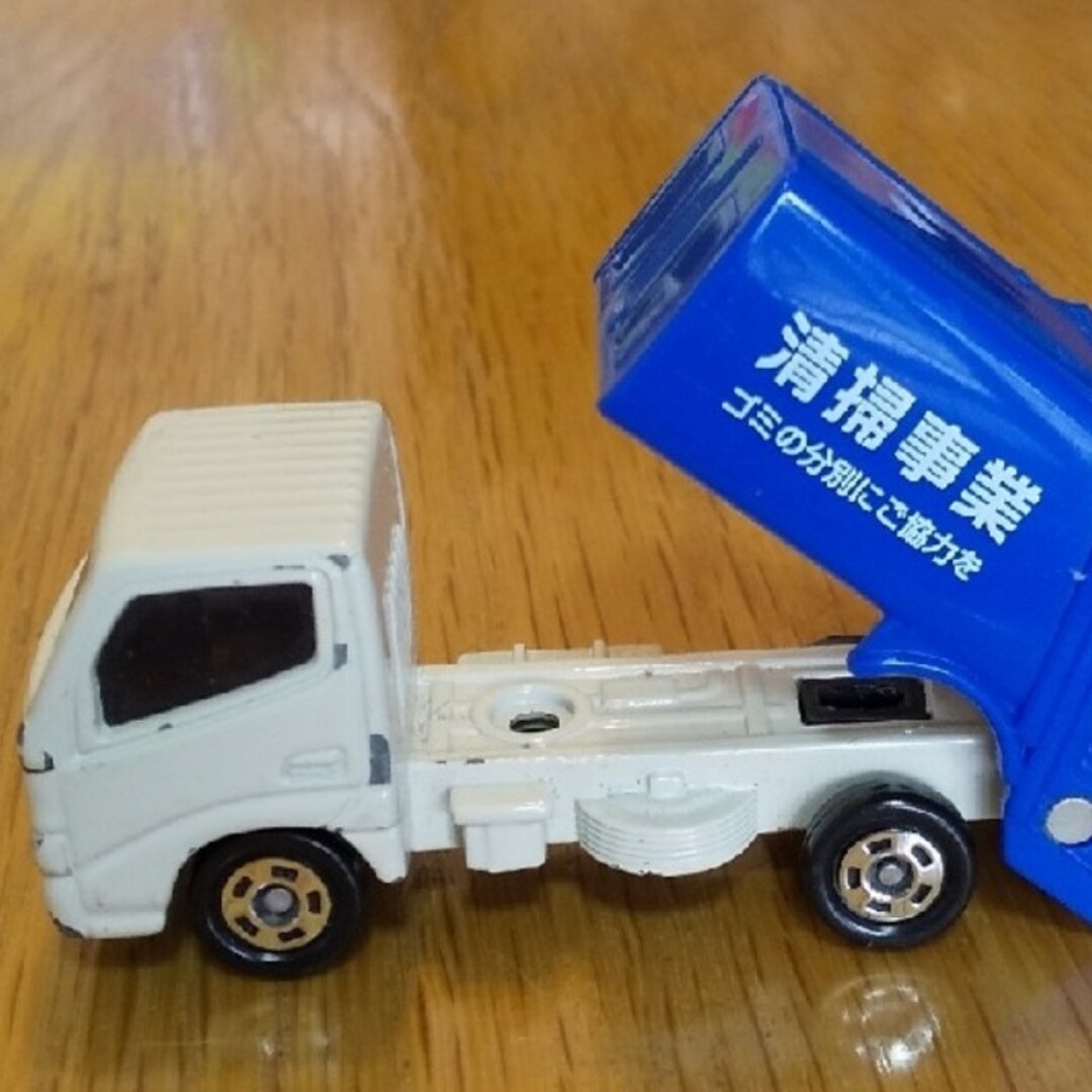 Takara Tomy(タカラトミー)のトミカ MITSUBISHI TRITON NO.109と清掃車No.045 エンタメ/ホビーのおもちゃ/ぬいぐるみ(ミニカー)の商品写真