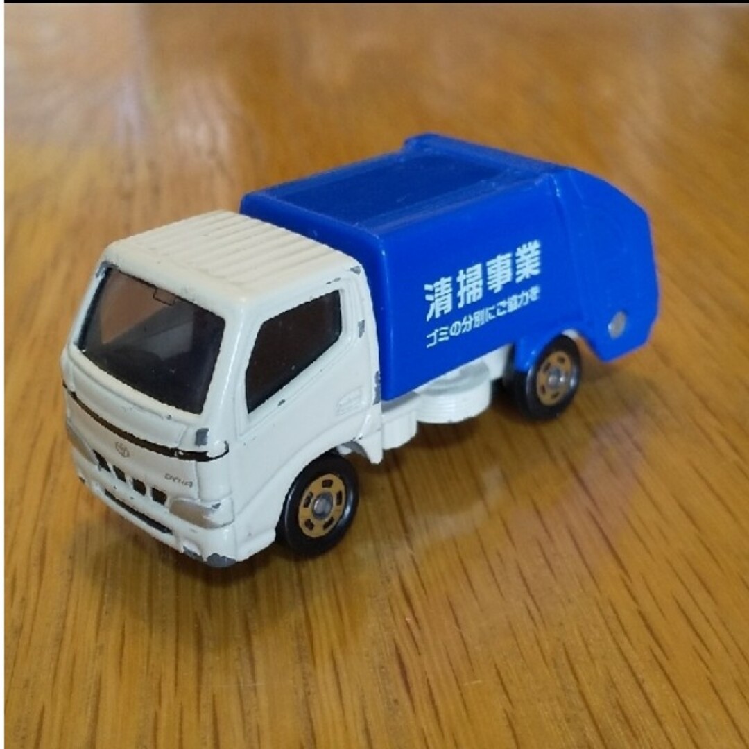 Takara Tomy(タカラトミー)のトミカ MITSUBISHI TRITON NO.109と清掃車No.045 エンタメ/ホビーのおもちゃ/ぬいぐるみ(ミニカー)の商品写真