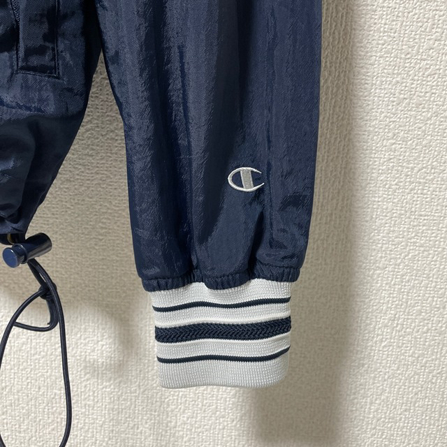 Champion(チャンピオン)のチャンピオン　ナイロンプルオーバー　yale メンズのジャケット/アウター(ナイロンジャケット)の商品写真