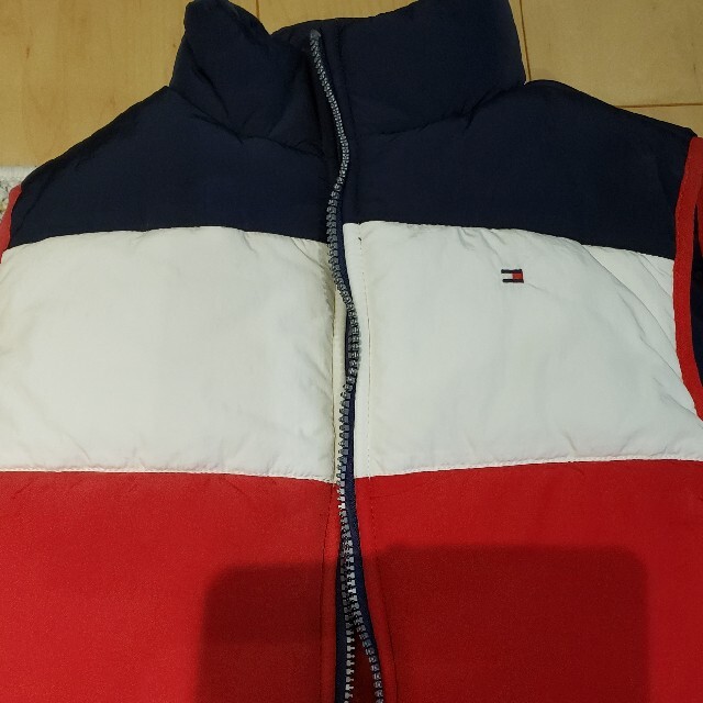 TOMMY HILFIGER(トミーヒルフィガー)のトミーヒルフィガーハーフベスト キッズ/ベビー/マタニティのキッズ服男の子用(90cm~)(ジャケット/上着)の商品写真