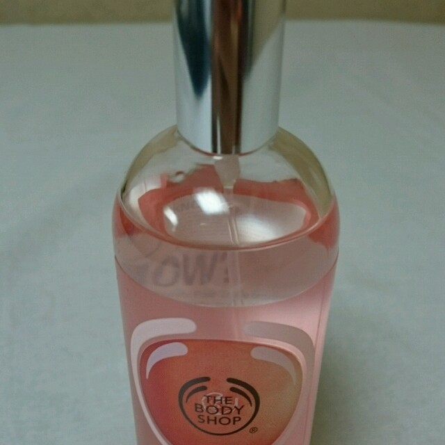 THE BODY SHOP(ザボディショップ)のザ ボディショップ・ボディミスト・ピンクグレープフルーツ100ml・新品・送料込 コスメ/美容の香水(香水(女性用))の商品写真