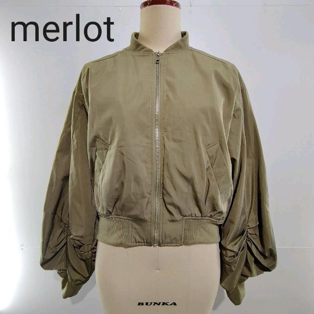 merlot(メルロー)のmerlot メルロー　ボリュームスリーブブルゾン レディースのジャケット/アウター(ブルゾン)の商品写真