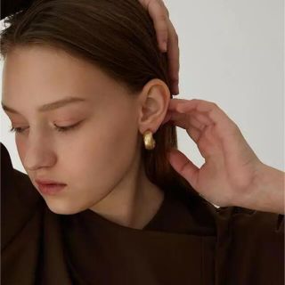 マメ(mame)のC matte gold pierce No.328(ピアス)