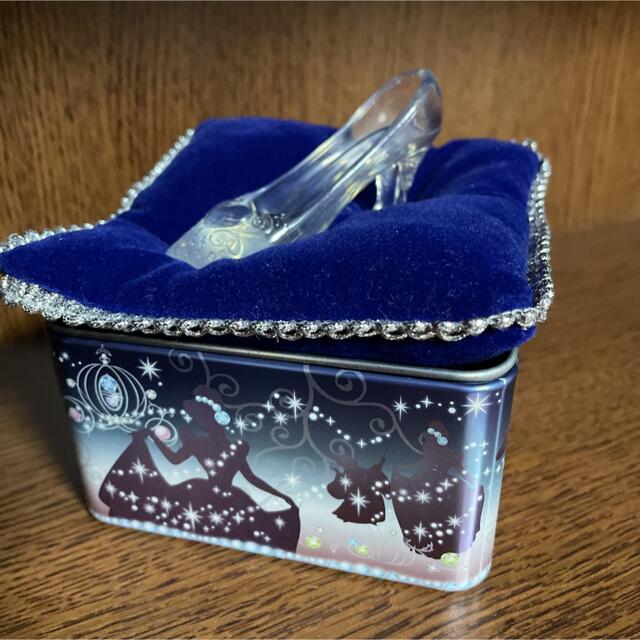 Disney(ディズニー)のディズニー　シンデレラ　ガラスの靴　空き缶 エンタメ/ホビーのおもちゃ/ぬいぐるみ(キャラクターグッズ)の商品写真