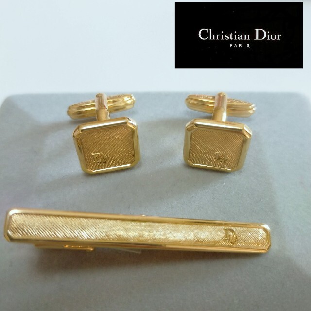 Dior のネクタイピンとカフスボタンセット