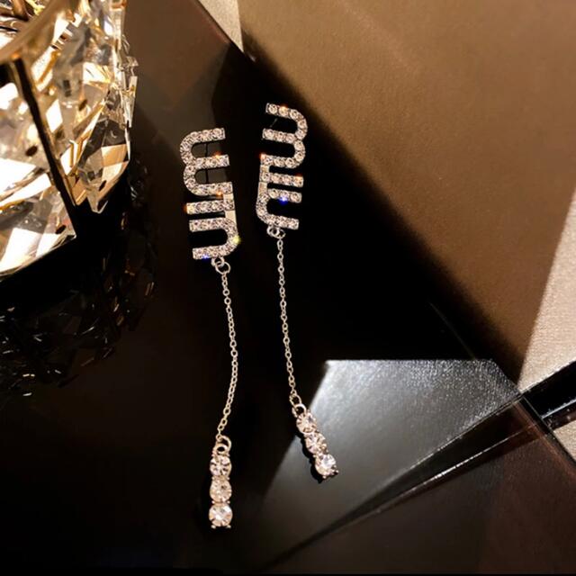 【新品未使用】miu ロゴ 文字 ピアス(両耳セット) レディースのアクセサリー(ピアス)の商品写真