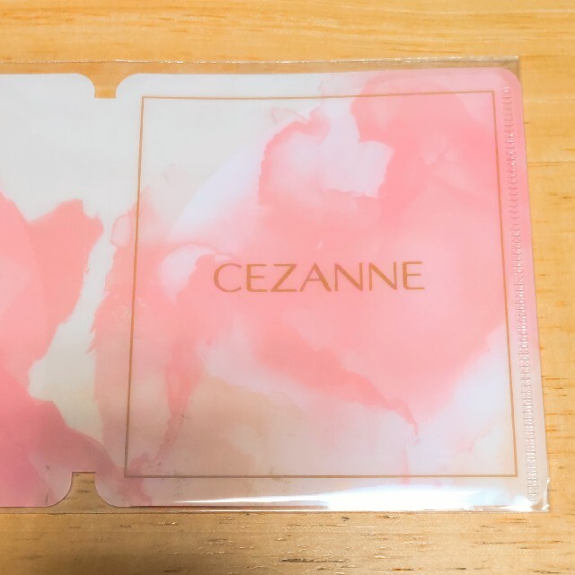 CEZANNE（セザンヌ化粧品）(セザンヌケショウヒン)のマスクケース　セザンヌ　二つ折り　コンパクト インテリア/住まい/日用品の日用品/生活雑貨/旅行(日用品/生活雑貨)の商品写真