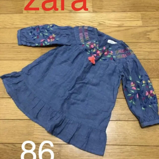 ZARA KIDS(ザラキッズ)のzaraデニム刺繍ワンピース86エンブロイダリー キッズ/ベビー/マタニティのベビー服(~85cm)(ワンピース)の商品写真