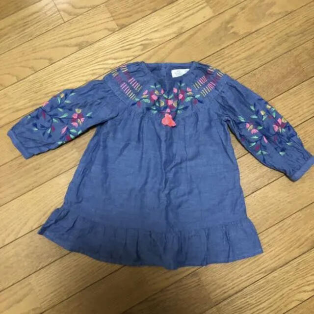 ZARA KIDS(ザラキッズ)のzaraデニム刺繍ワンピース86エンブロイダリー キッズ/ベビー/マタニティのベビー服(~85cm)(ワンピース)の商品写真