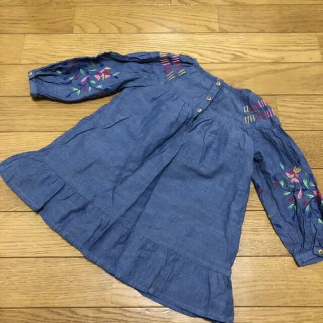 ZARA KIDS(ザラキッズ)のzaraデニム刺繍ワンピース86エンブロイダリー キッズ/ベビー/マタニティのベビー服(~85cm)(ワンピース)の商品写真