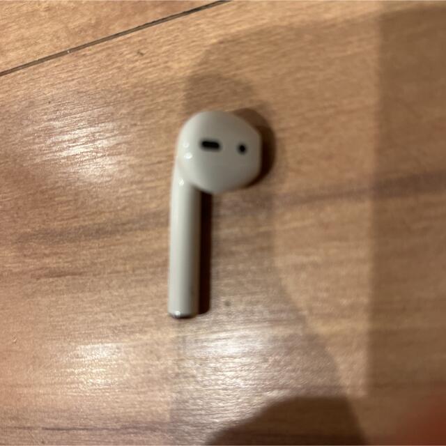 Apple AirPods 第二世代　接続不良　左耳のみ スマホ/家電/カメラのオーディオ機器(ヘッドフォン/イヤフォン)の商品写真