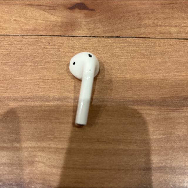 Apple AirPods 第二世代　接続不良　左耳のみ スマホ/家電/カメラのオーディオ機器(ヘッドフォン/イヤフォン)の商品写真