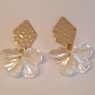 ザラ(ZARA)の再販！限定値下！ゴールドメタル×花びらシェル　ハンドメイドピアス　イヤリング(ピアス)