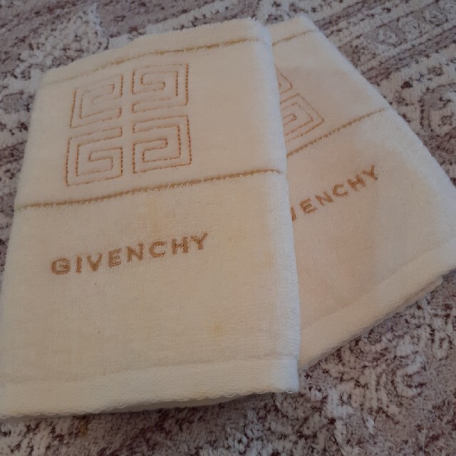 GIVENCHY(ジバンシィ)のGIVENCHY♥ハンドタオル2枚♥ インテリア/住まい/日用品の日用品/生活雑貨/旅行(タオル/バス用品)の商品写真