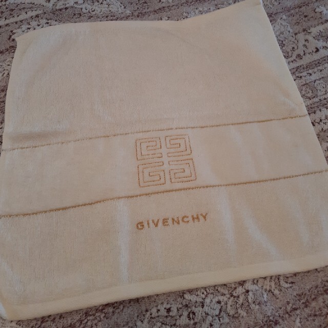 GIVENCHY(ジバンシィ)のGIVENCHY♥ハンドタオル2枚♥ インテリア/住まい/日用品の日用品/生活雑貨/旅行(タオル/バス用品)の商品写真