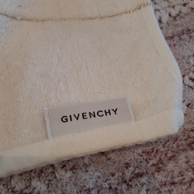 GIVENCHY(ジバンシィ)のGIVENCHY♥ハンドタオル2枚♥ インテリア/住まい/日用品の日用品/生活雑貨/旅行(タオル/バス用品)の商品写真