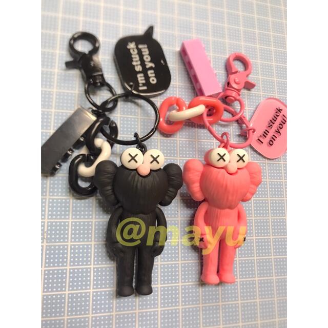 セサミ×カウズ 【黒とピンク】キーホルダー kaws セサミストリート