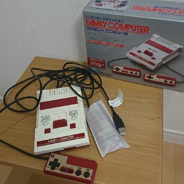 ファミリーコンピュータ(ファミリーコンピュータ)のニンテンドークラシックミニ ファミリーコンピュータ エンタメ/ホビーのゲームソフト/ゲーム機本体(家庭用ゲーム機本体)の商品写真