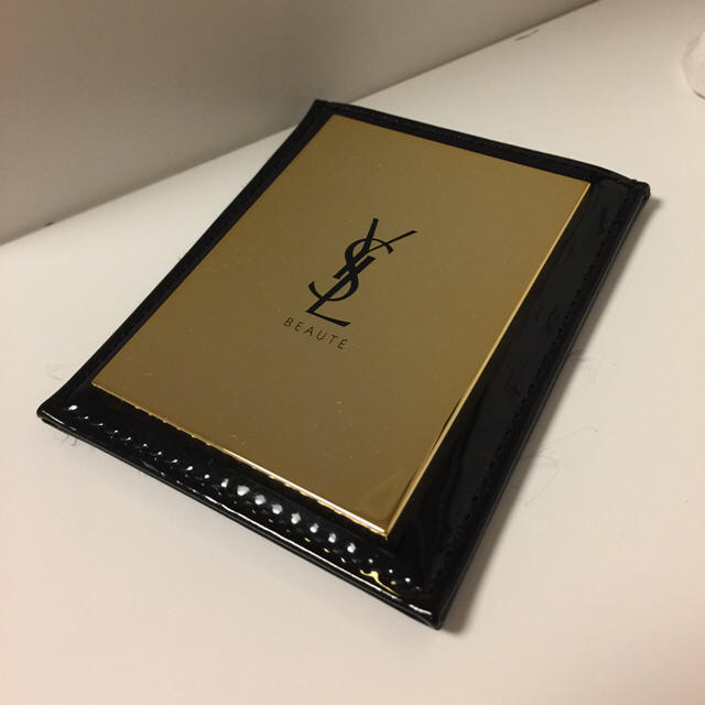 Yves Saint Laurent Beaute(イヴサンローランボーテ)のイヴ・サンローラン 鏡 レディースのファッション小物(その他)の商品写真