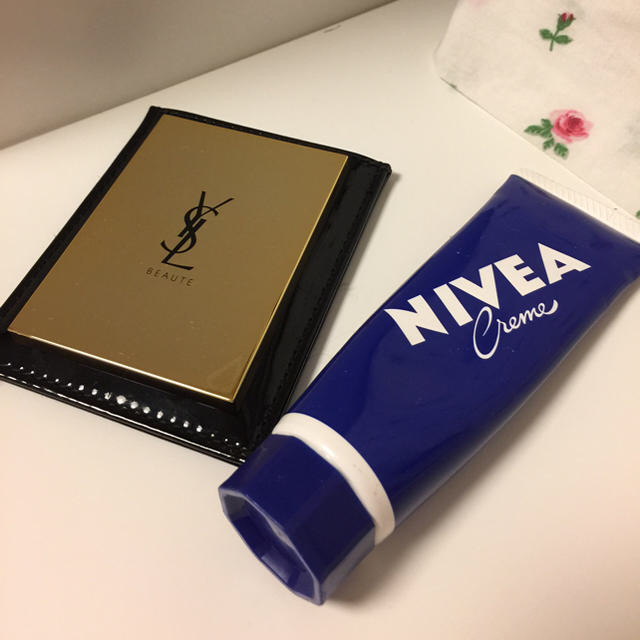 Yves Saint Laurent Beaute(イヴサンローランボーテ)のイヴ・サンローラン 鏡 レディースのファッション小物(その他)の商品写真