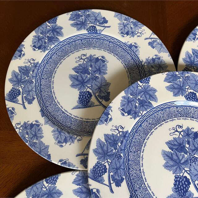 WEDGWOOD(ウェッジウッド)の【未使用美品】ウェッジウッド★ビンテージブルー★ディナー皿　4枚 インテリア/住まい/日用品のキッチン/食器(食器)の商品写真