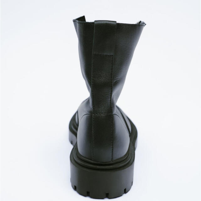 ZARA(ザラ)のジッパー　リアルレザーブラック　ショートブーツ レディースの靴/シューズ(ブーツ)の商品写真